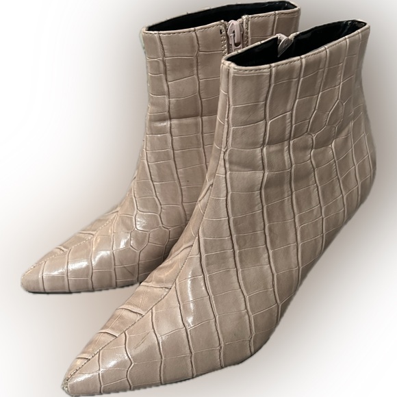 kitten heel ankle boots Size 8 fit like 7.5 Faux Alligator pattern. Light pink - Picture 5 of 8